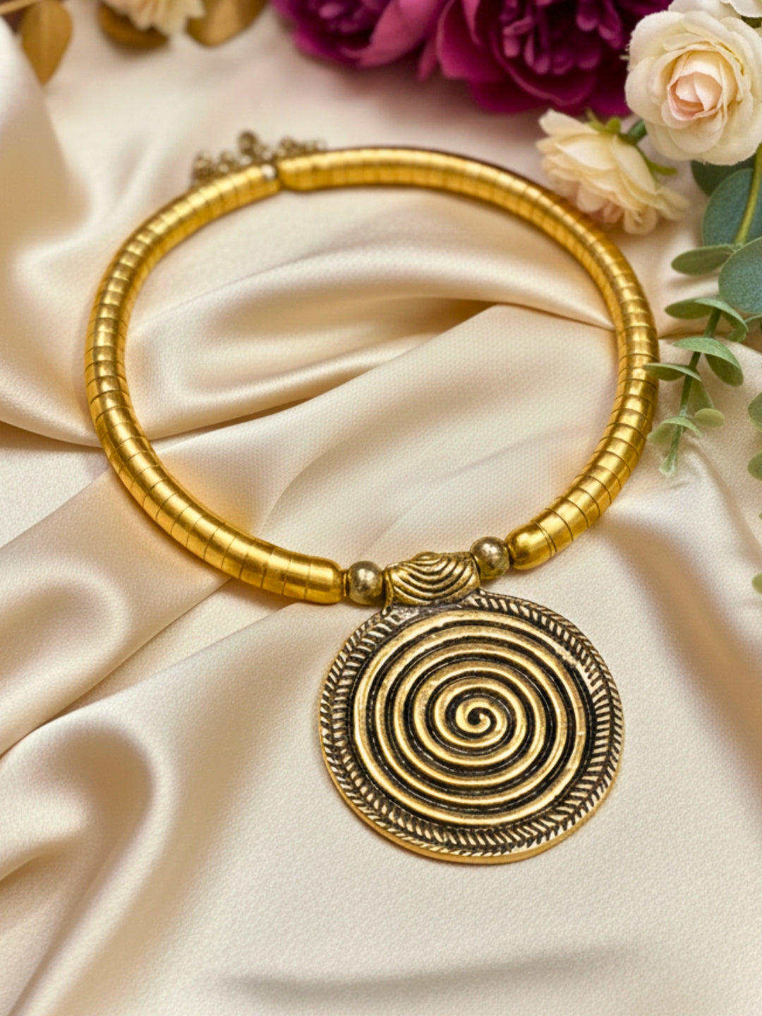 VIVAZS Golden Choker Necklace
