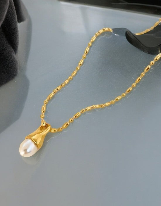 VIVAZS Pearl Pendant Necklace