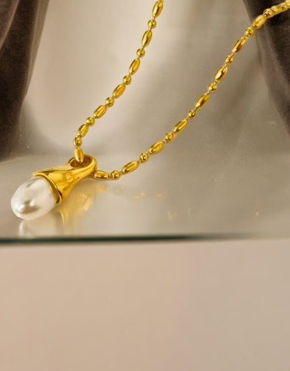 VIVAZS Pearl Pendant Necklace